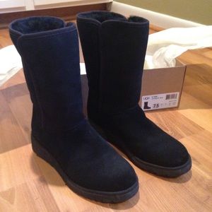 Authentic New Ugg Amie Slim boots 7.5